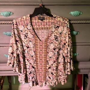 Gorgeous trendy 3/4 sleeve top! Like new!